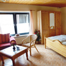 Dreibettzimmer mit Wohn- und Schlafbereich